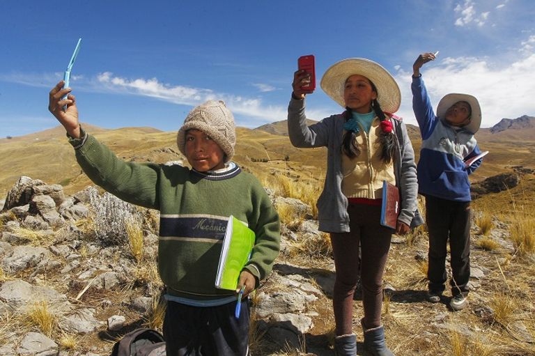 الأطفال يتلقون يوميا اتصالا على هواتفهم أو رسالة عبر برنامح