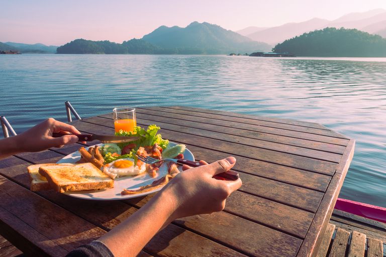 تناول الطعام على الشاطئ - تعبيرية 5 نصائح للحفاظ على الرجيم في العطلات الصيفية
