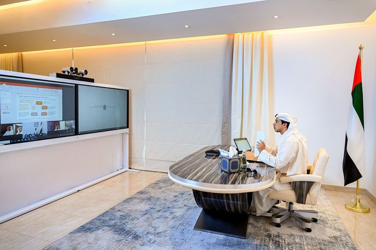 الشيخ منصور بن زايد آل نهيان أثناء اجتماع المصرف المركزي   الشيخ منصور بن زايد آل نهيان
