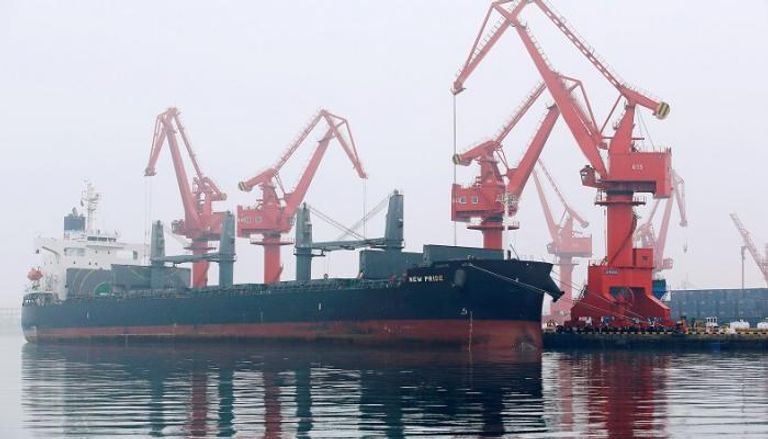 ناقلة نفط خام في ميناء تشينغداو بمقاطعة شاندونغ