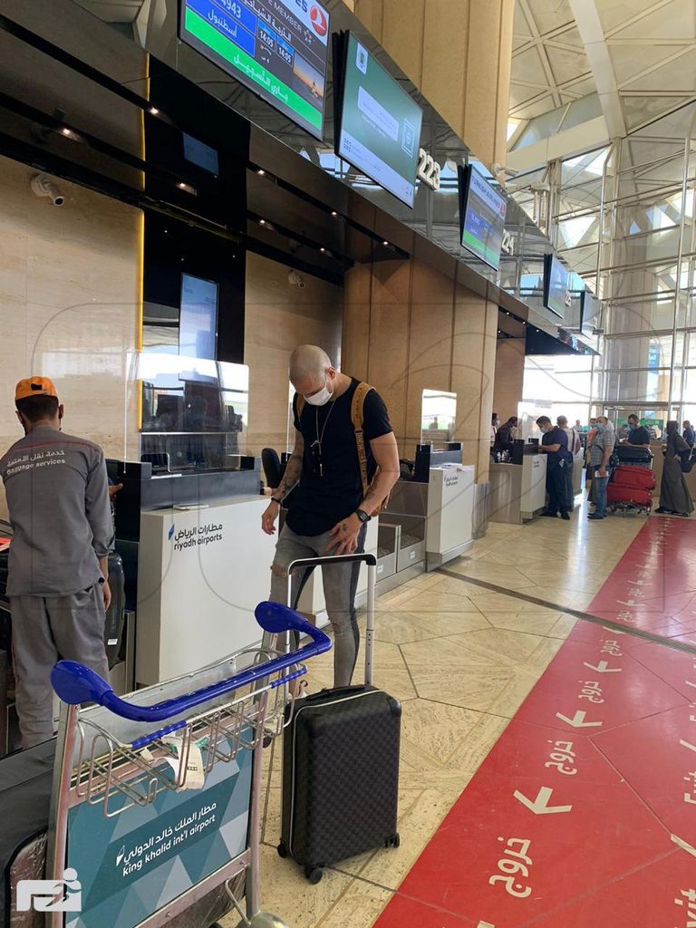 المدافع البرازيلي مايكون في مطار الرياض بعد إعلان رحيله عن النصر السعودي