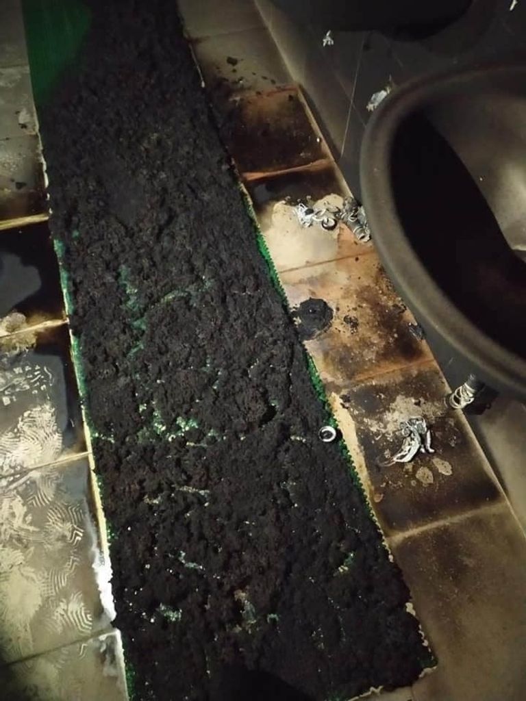 شعارات عنصرية على جدار المسجد