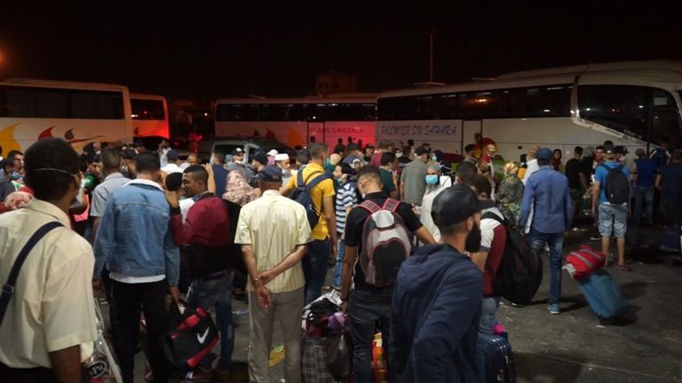 مسافرون في محطة الدار البيضاء 