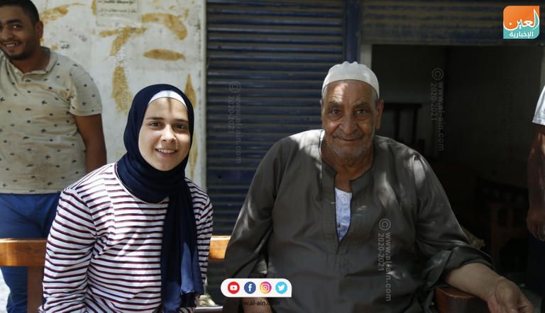 هبة عبدالحميد، طالبة أكاديمية الطيران، بائعة التين الشوكي بمدينة الشروق هبة عبدالحميد تمارس عملها بصحبة شقيقها
