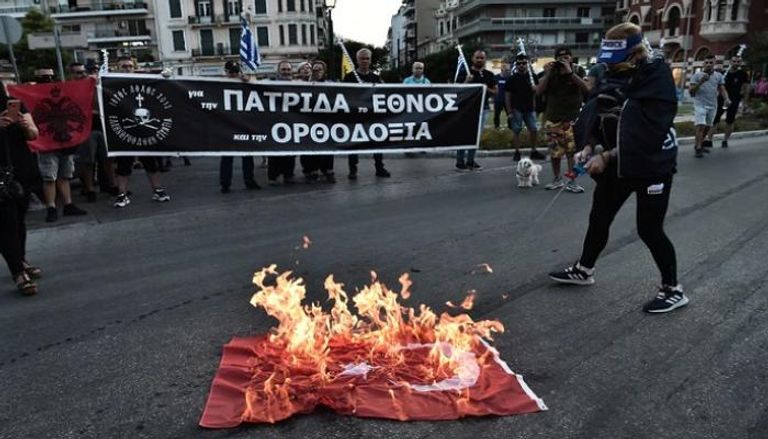 متظاهرون يحرقون العلم التركي خلال مظاهرة في أثينا