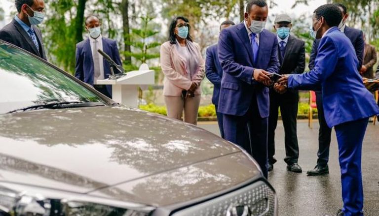 رئيس الوزراء الإثيوبي يتسلم أول سيارة كهربائية تم تجميعها محليا