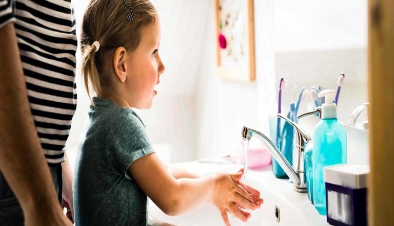 تعليم طفلة كيفية غسل الأيدي بطريقة صحيحة للوقاية من كوفيد-19 تعقيم اليدين للأطفال ضروري لتجنب عدوى كورونا