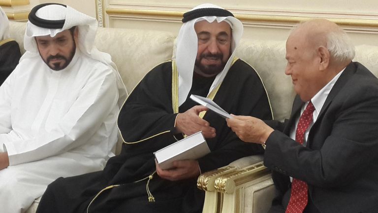 الشاعر الفلسطيني هارون هاشم الرشيد يهدي بعضا من إصداراته إلى الشيخ الدكتور سلطان بن محمد القاسمي عضو المجلس الأعلى حاكم الشارقة الشاعر الفلسطيني هارون هاشم الرشيد