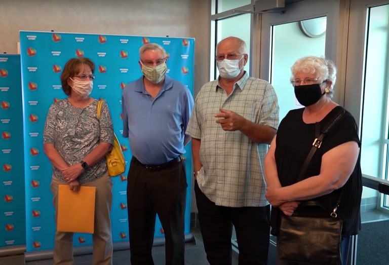 الصديقان كوك وفيني أثناء استلامهما الجائزة