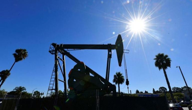 النفط ينزل وسط توتر بين أمريكا والصين وإصابات كورونا تضغط على السوق