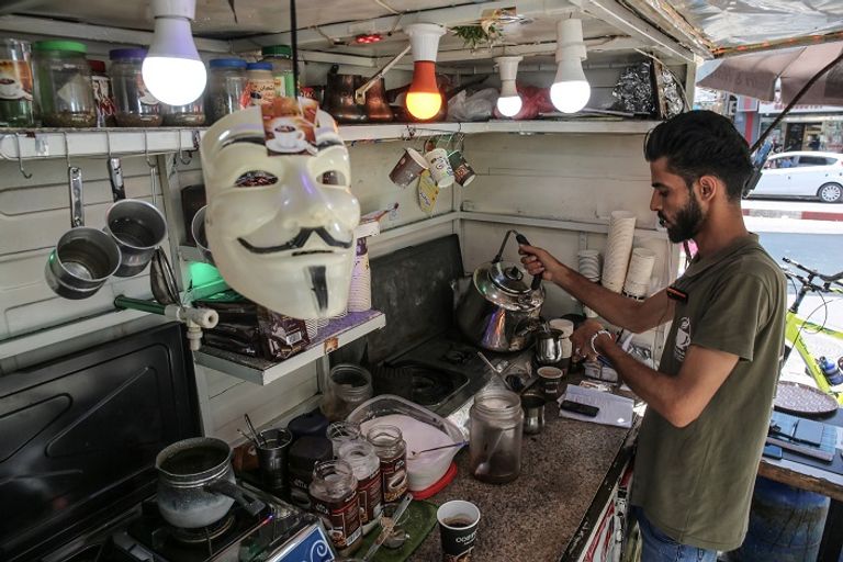 شعبان حمودة شاب جامعي يدير كشكا صغيرا لبيع المشروبات الساخنة