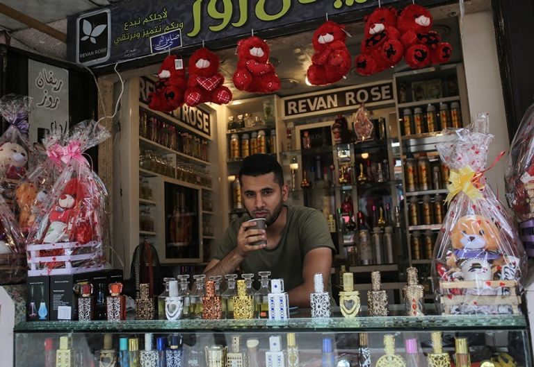 شعبان حمودة شاب جامعي يدير كشكا صغيرا لبيع المشروبات الساخنة