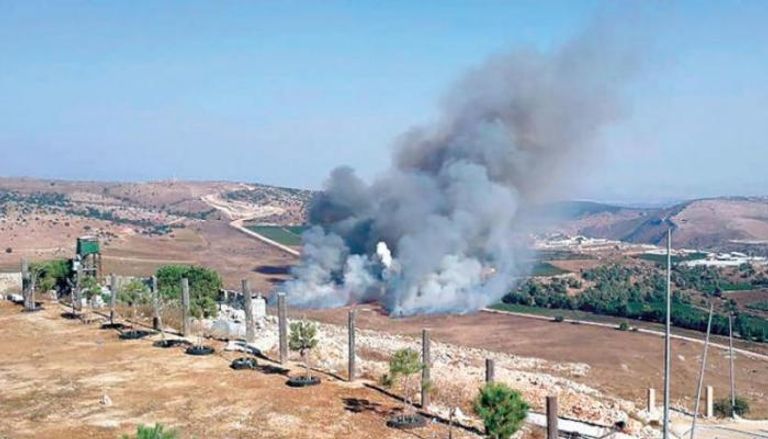 دخان يتصاعد بعد قصف إسرائيلي على بلدة حدودية في جنوب لبنان