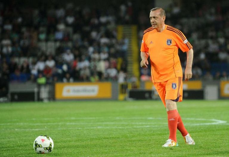 رجب طيب أردوغان بقميص باشاك شهير رجب طيب أردوغان مع مسؤولي باشاك شهير