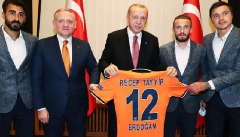 رجب طيب أردوغان مع مسؤولي باشاك شهير