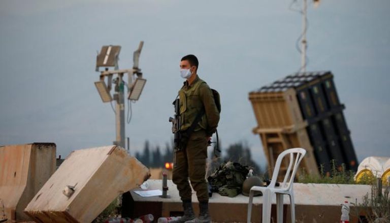 جندي إسرائيلي على الحدود مع لبنان 