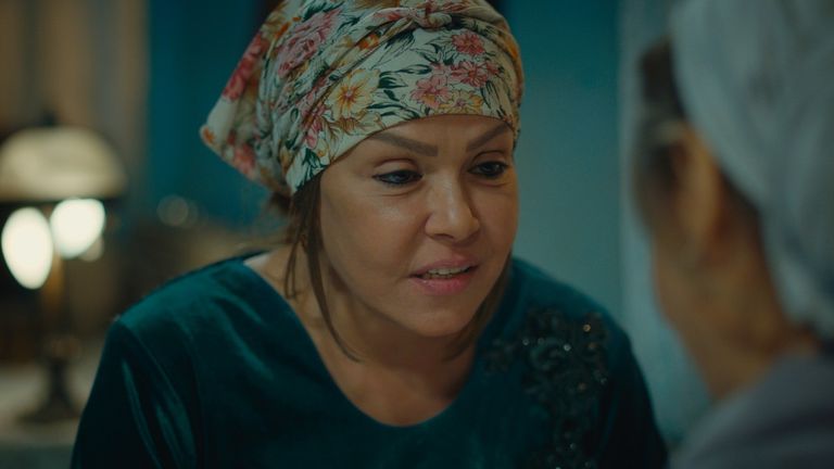 مشهد للفنانة المصرية لوسي من فيلم "ورقة جمعية"