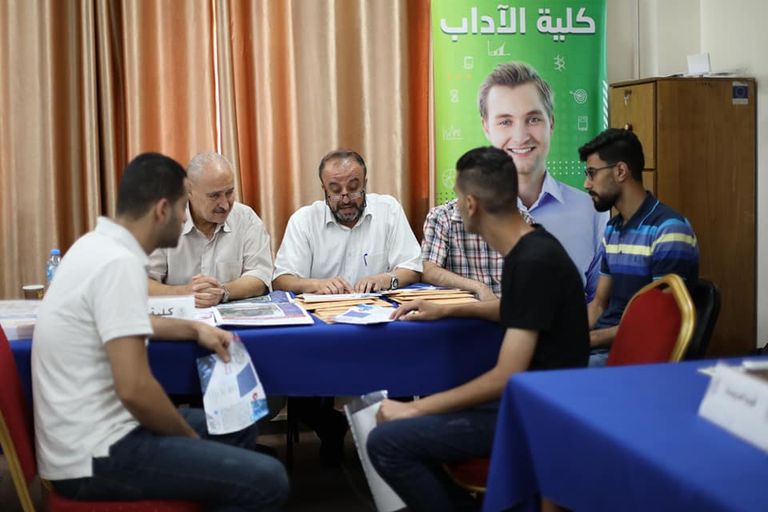 طموحات طلبة غزة تصطدم بجدار الأزمات