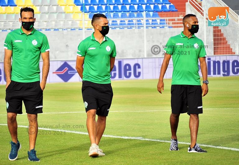 لاعبو فريقي الحسني الجديدي والرجاء المغربي يرتدون الكمامات للوقاية من فيروس كورنا في الملعب قبل عودة مباريات الدوري المغربي مباراة الرجاء البيضاوي والدفاع الحسني الجديدي