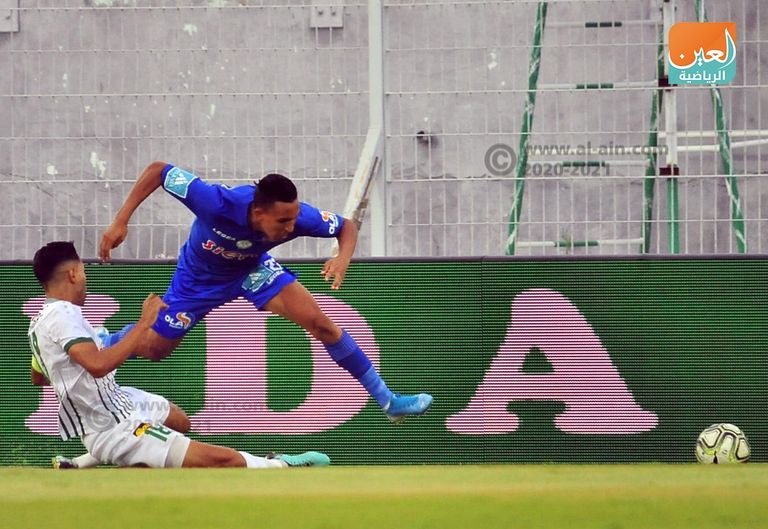 التلاحم على الكرة بين لاعبي فريق الدفاع الحسني الجديدي والرجاء المغربي مباراة الرجاء البيضاوي والدفاع الحسني الجديدي