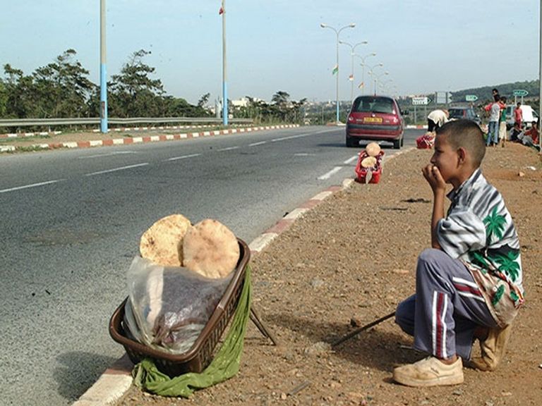 طفل جزائري يبيع الخبز على قارعة الطريق