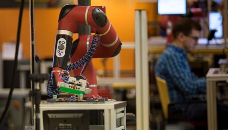 القمة العالمية للصناعة تناقش دور الروبوتات والذكاء الاصطناعي في مستقبل القطاع