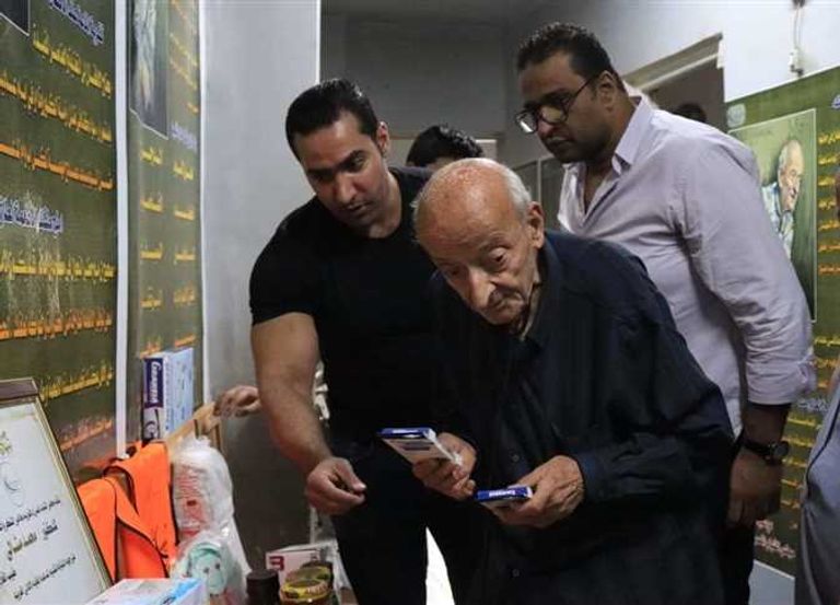 الطبيب المصري الراحل الدكتور محمد مشالي الذي عرف بـ"طبيب الغلابة" في عيادته الدكتور محمد مشالي