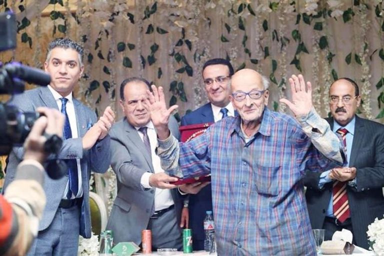 أثناء تكريم الطبيب المصري الراحل الدكتور محمد مشالي الذي عرف بـ"طبيب الغلابة" الدكتور محمد مشالي