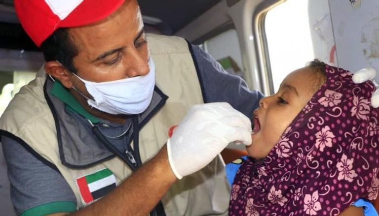 طبيب بعيادة إماراتية يقدم الرعاية الطبية لطفلة يمنية