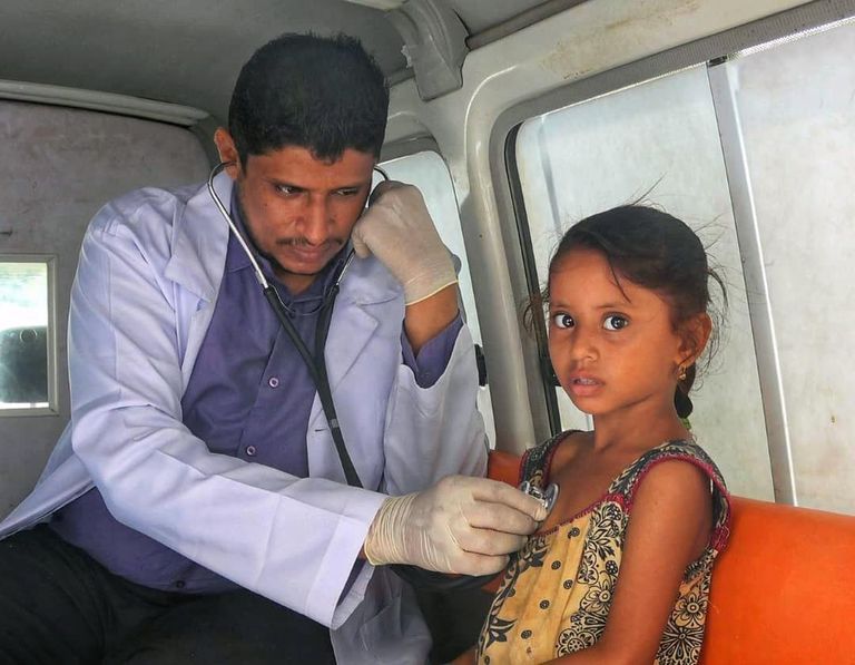 طبيب بعيادة إماراتية يقدم الرعاية الطبية لطفلة يمنية