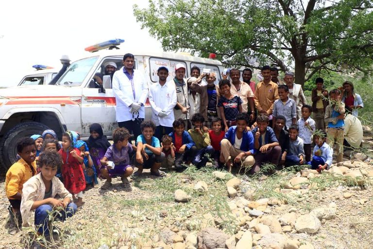 طبيب بعيادة إماراتية يقدم الرعاية الطبية لطفلة يمنية