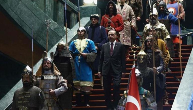 الرئيس التركي رجب أردوغان وسط مراسم من الماضي