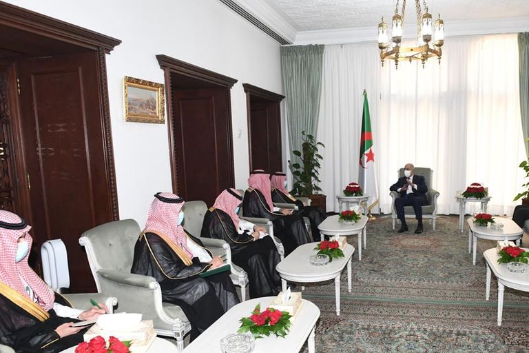 جانب من استقبال الرئيس الجزائري لوزير الخارجية السعودي بالقصر الرئاسي جانب من استقبال الرئيس الجزائري لوزير الخارجية السعودي بالقصر الرئاسي