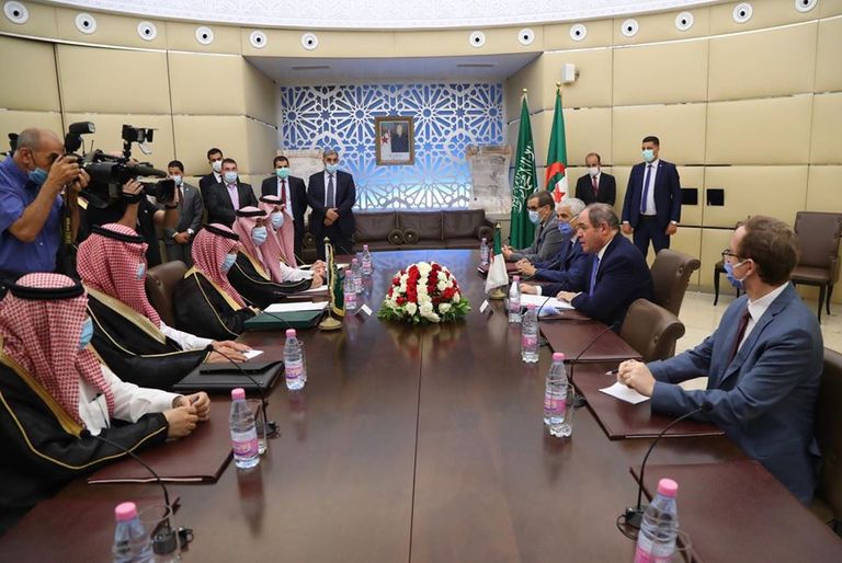 جانب من المباحثات الموسعة بين وزيري خارجية الجزائر والسعودية جانب من استقبال الرئيس الجزائري لوزير الخارجية السعودي بالقصر الرئاسي