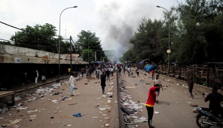 احتجاجات واسعة في مالي ضد إدارة الرئيس كيتا - رويترز