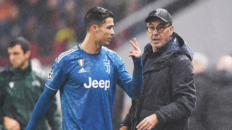 كريستيانو رونالدو نجم يوفنتوس ومدربه ماوريسيو ساري