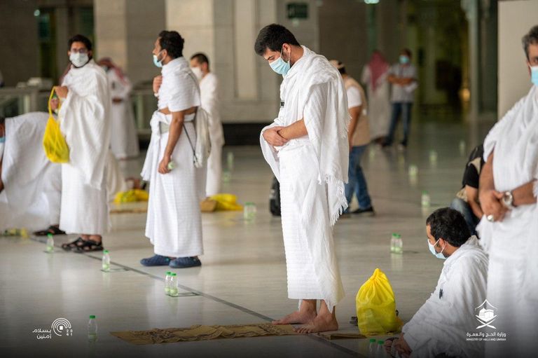 حجاج بيت الله الحرام يؤدون طواف القدوم