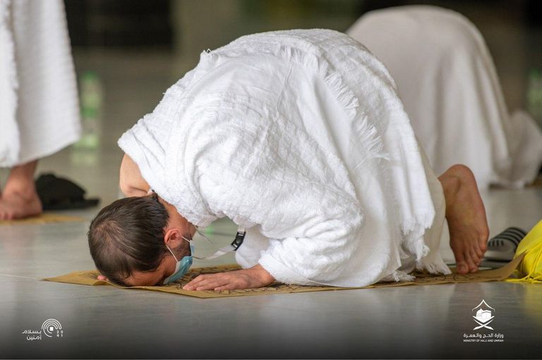 حجاج بيت الله الحرام يؤدون طواف القدوم