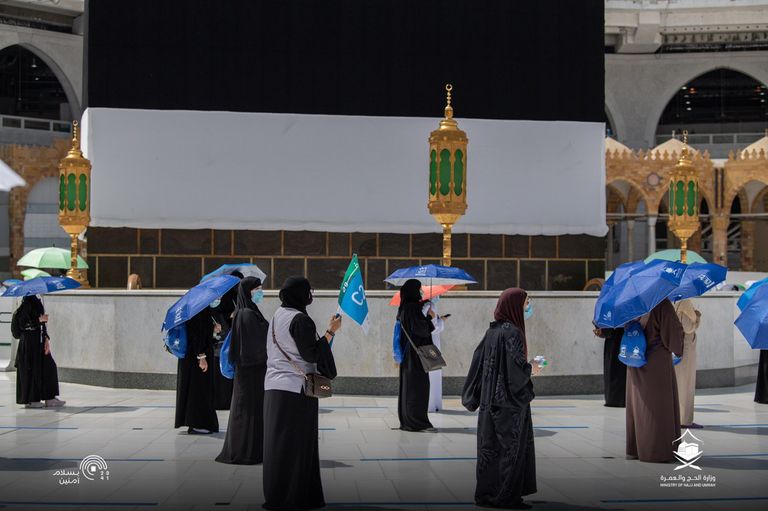 حجاج بيت الله الحرام يؤدون طواف القدوم