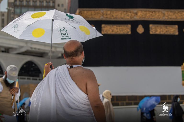 حجاج بيت الله الحرام يؤدون طواف القدوم