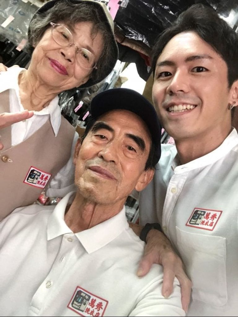 المسنان التايوانيان أثناء ارتدائهما لملابس الزبائن