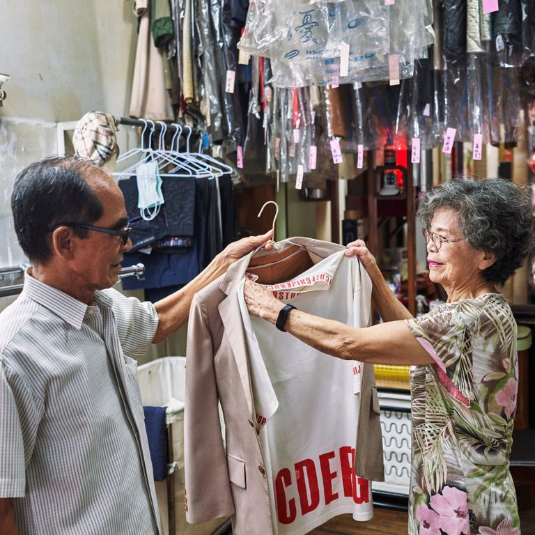 المسنان التايوانيان أثناء ارتدائهما لملابس الزبائن