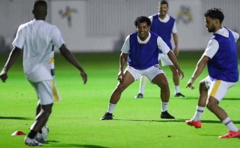لاعبو الاتحاد عبدالفتاح عسيري لاعب النصر السعودي