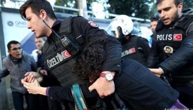 عناصر من الشرطة التركية تلقي القبض على إحدى الفتيات- أرشيفية