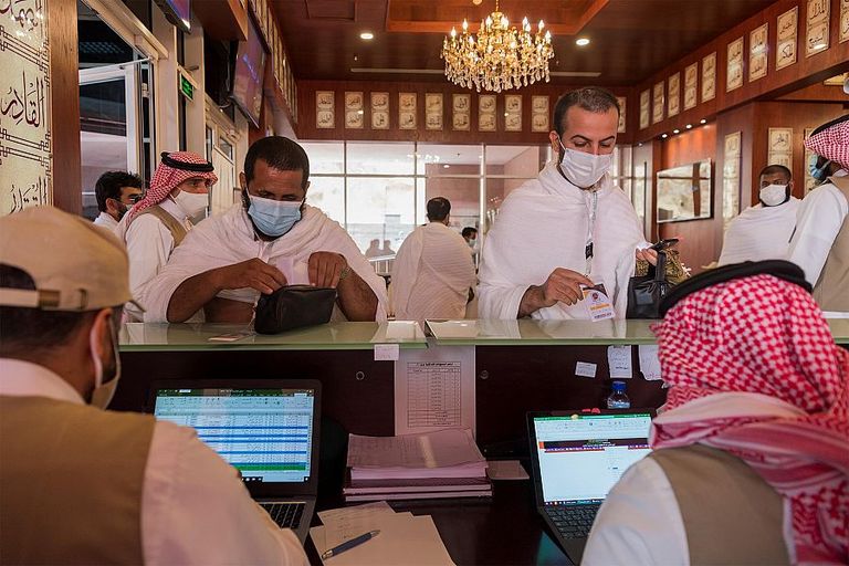 متطوع سعودي يوزع المياه الباردة على الحجاج