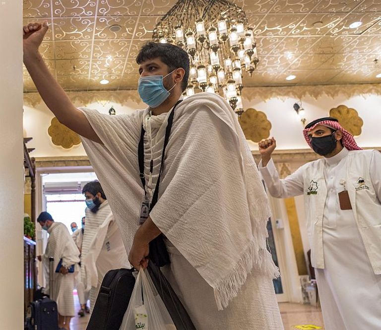 متطوع سعودي يوزع المياه الباردة على الحجاج