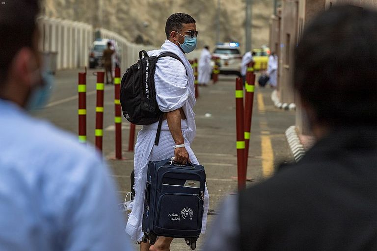 متطوع سعودي يوزع المياه الباردة على الحجاج