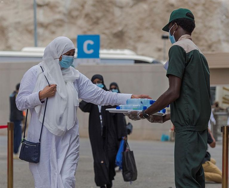 متطوع سعودي يوزع المياه الباردة على الحجاج