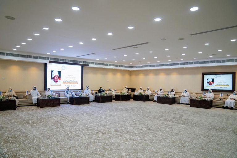 الصادق المهدي إلى جوار الدكتور علي النعيمي