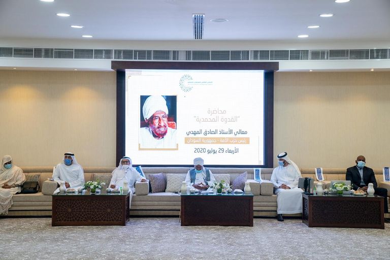 الصادق المهدي إلى جوار الدكتور علي النعيمي